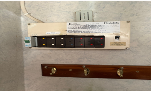 Old fuse wire fuse box – no RCD protection and increased fire risk.